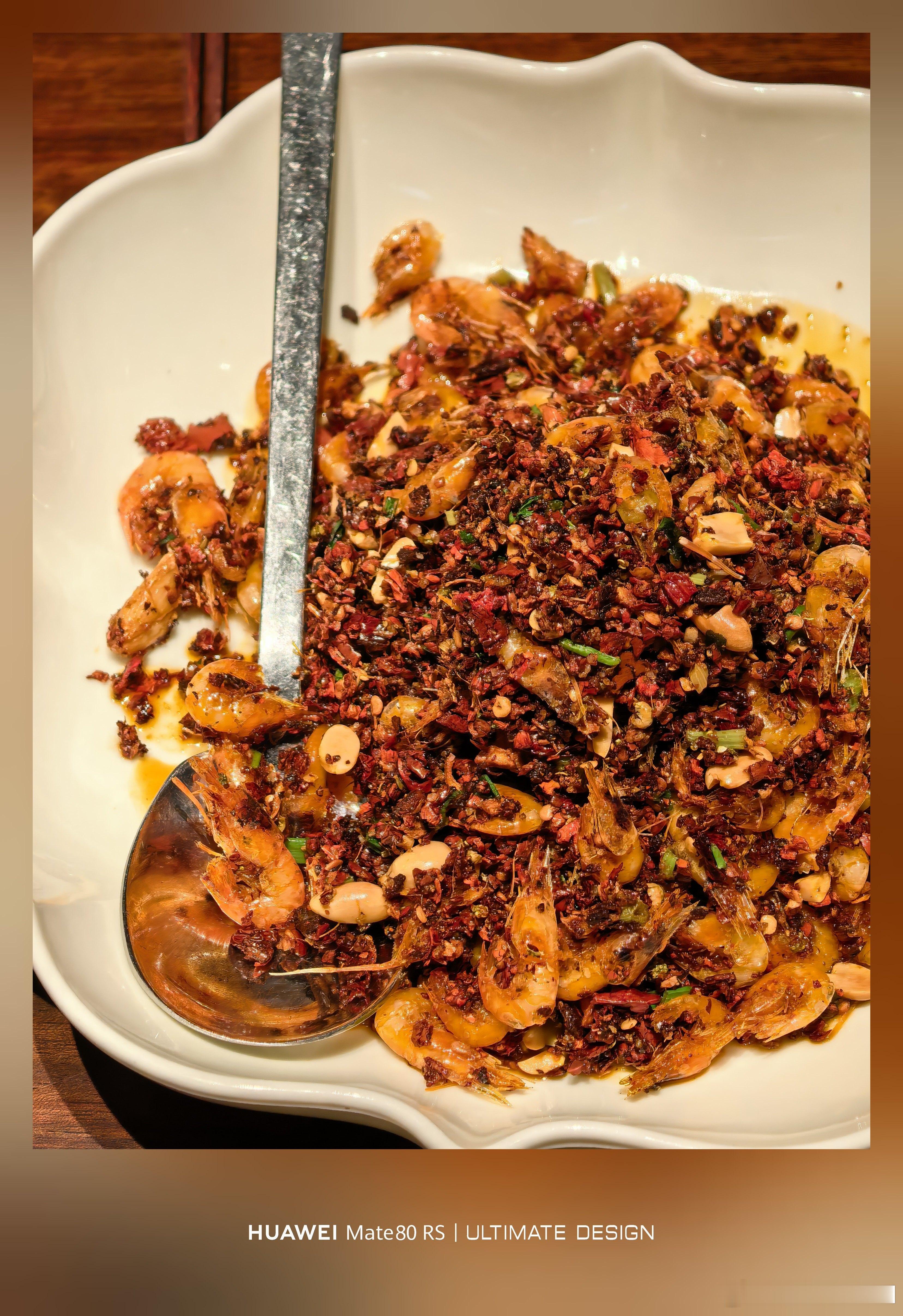 今天的晚餐：爆炒河虾、水煮鱼、皮蛋蔬菜汤，前面两个菜好吃是好吃，但是辣哭了真的