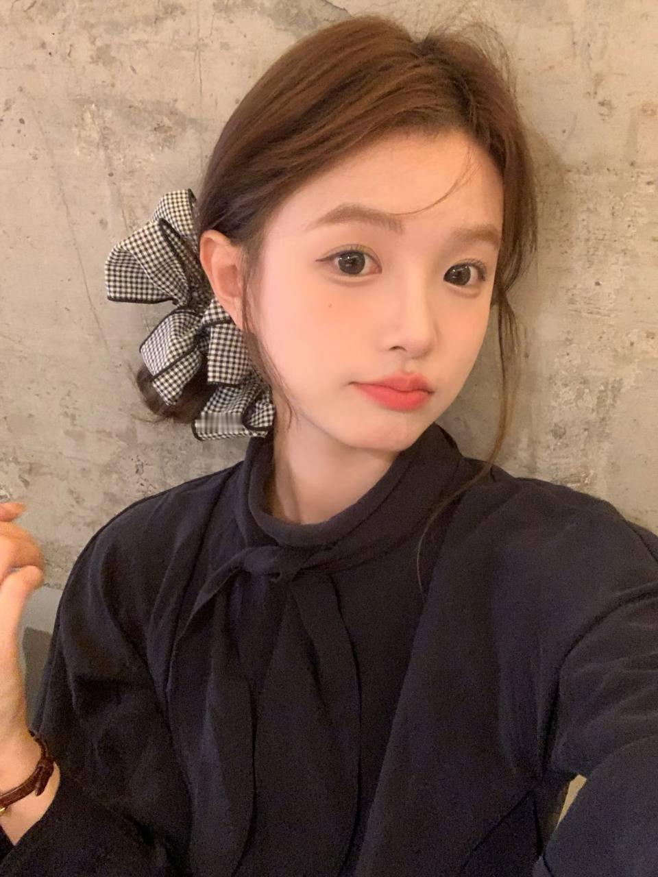 温柔甜美的少女风，黑白蝴蝶结发饰，简约黑色上衣，轻松自然。美女欣赏图片