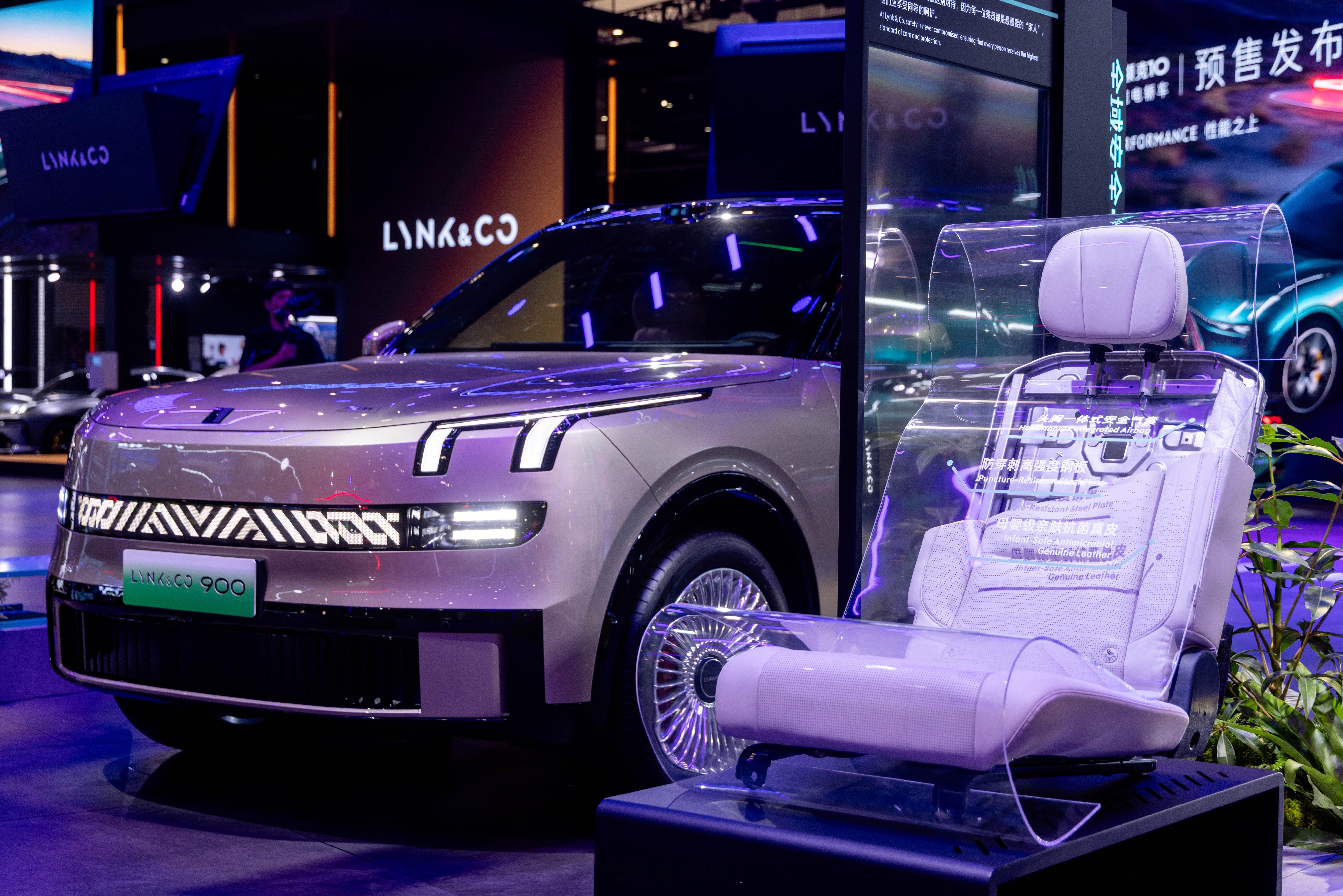 弯道之王领克10+和10开启预售北大还行撒贝宁当场破防2026北京车展A1馆，恰