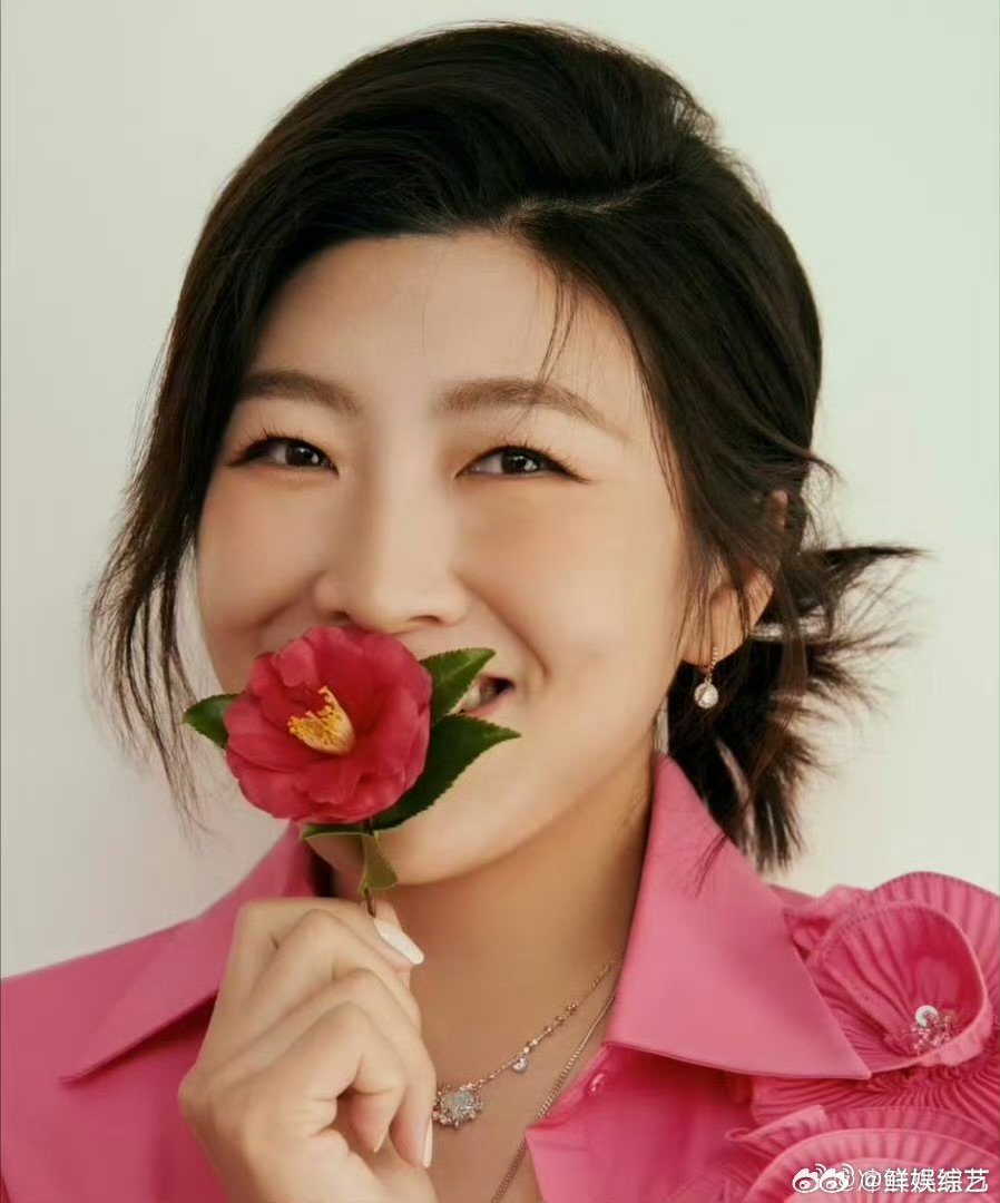 徐梦桃冬奥夺冠后重回浪姐 不止能在雪上绽放光芒，还能在舞台上魅力四射，全能姐姐这