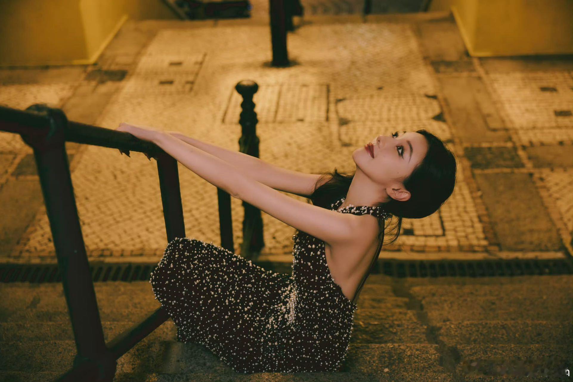 王鹤润居然变成这样了 黑珍珠露背裙造型亮相爱奇艺之夜，美得很轻松～纱裙下的薄背肌