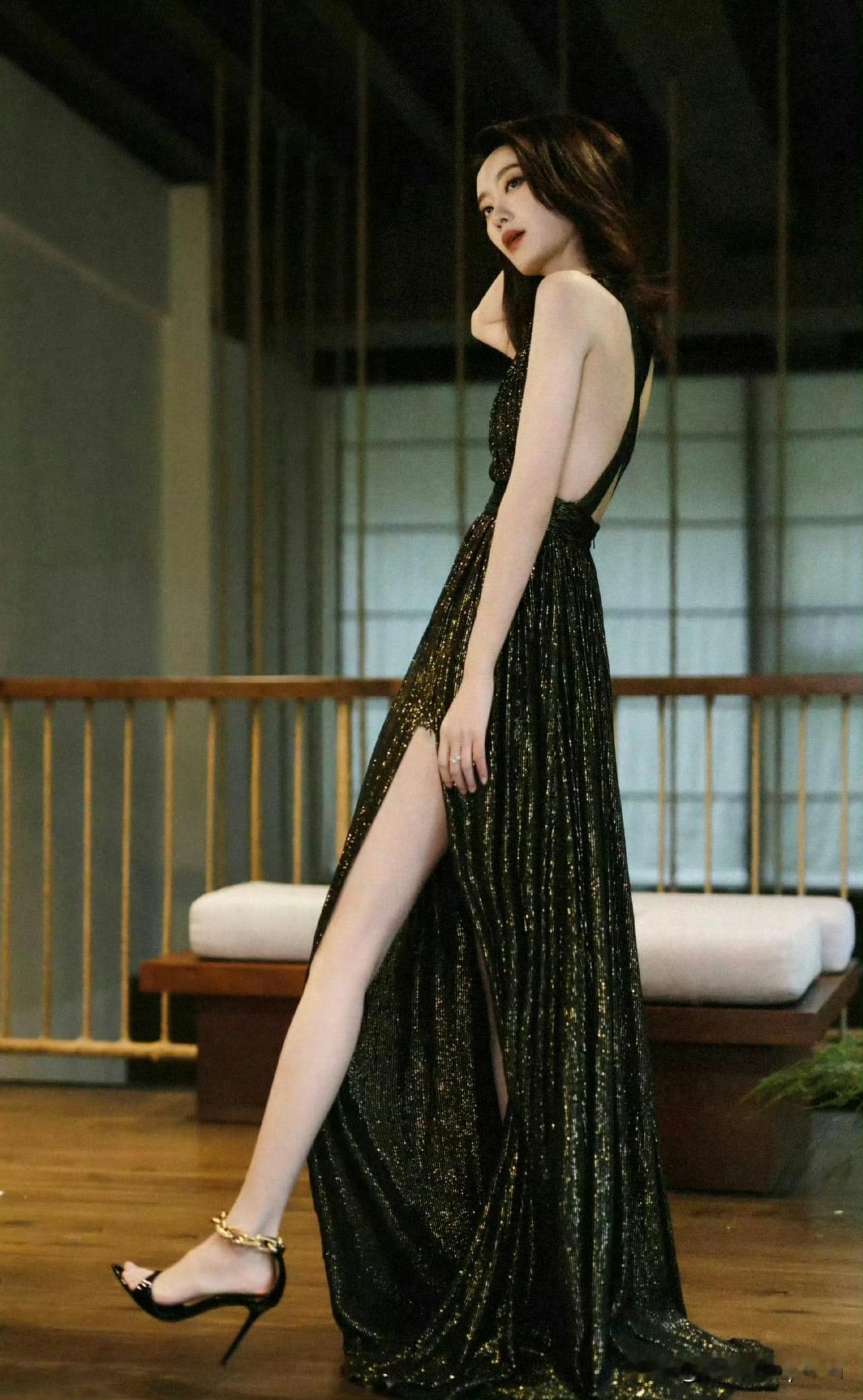 张小斐这身“战袍”直接封神了！
亮片加高开叉，该抢眼的地方一点不含糊，但小斐穿起