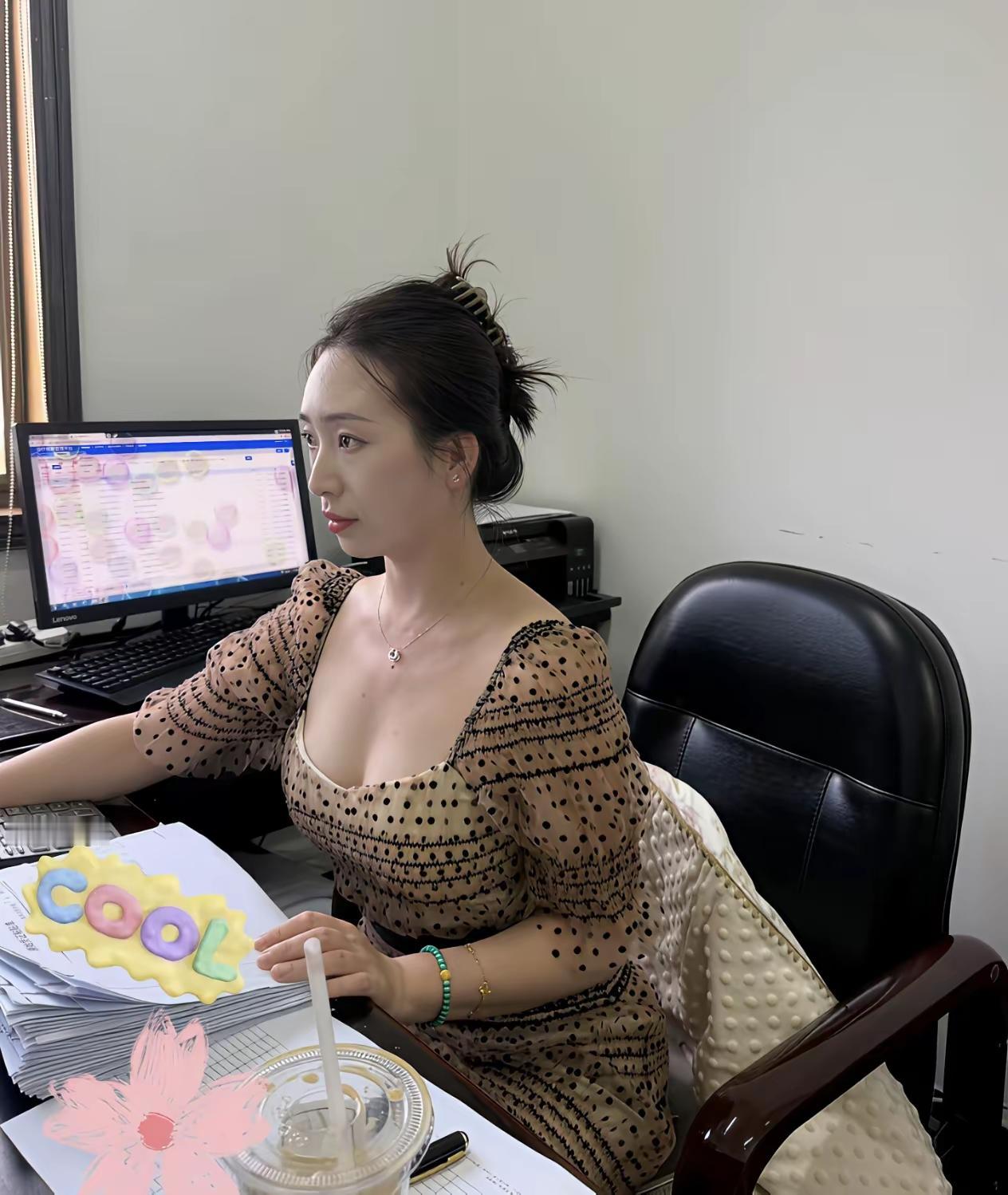 一看就是干财务的，确实很有那味儿！

面前叠得整整齐齐的凭证单据，还有屏幕上密密