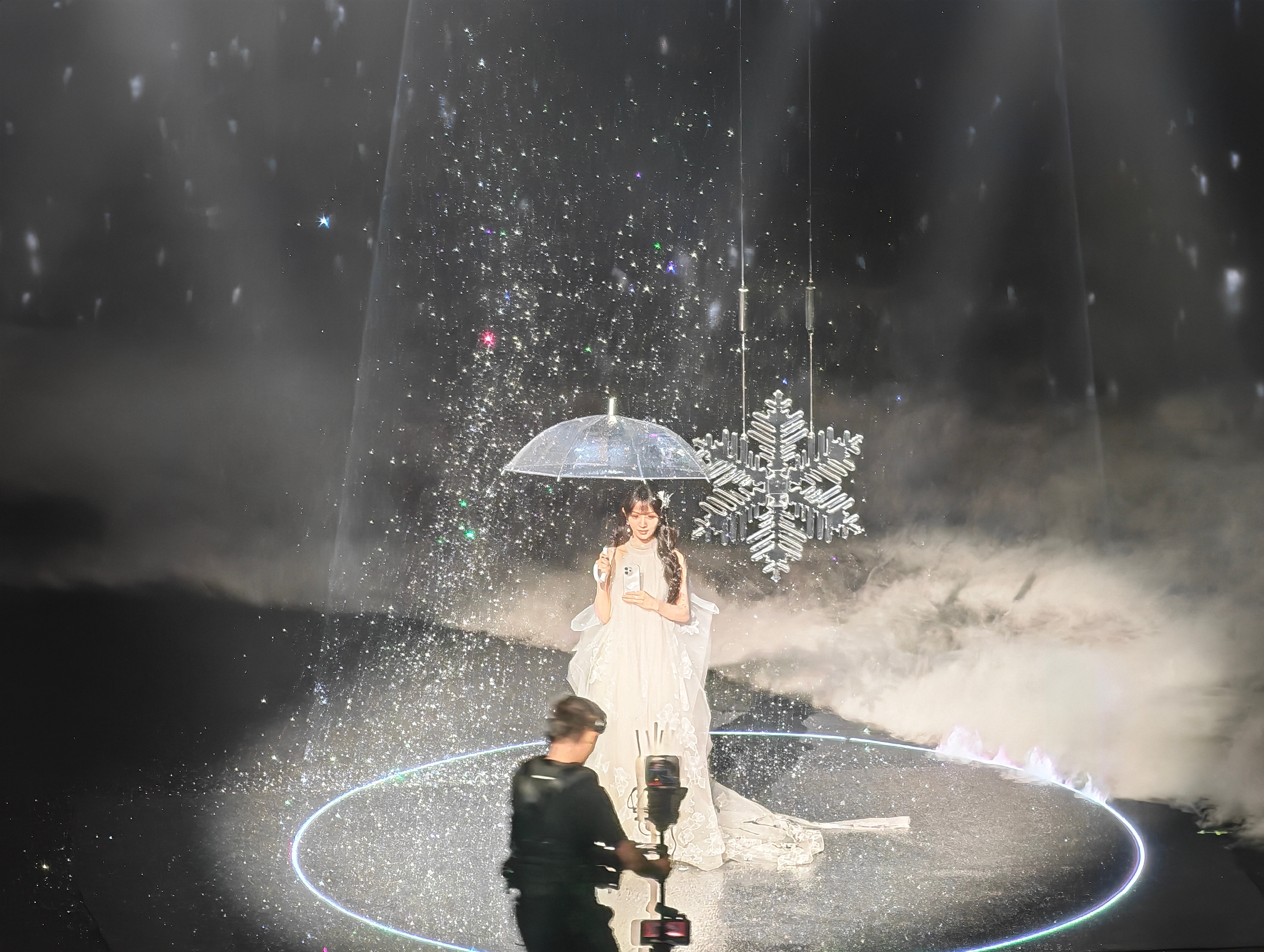 还得是蓝厂呀？vivo S50系列发布会一开始就见到美学大使田曦薇了，本人真的很