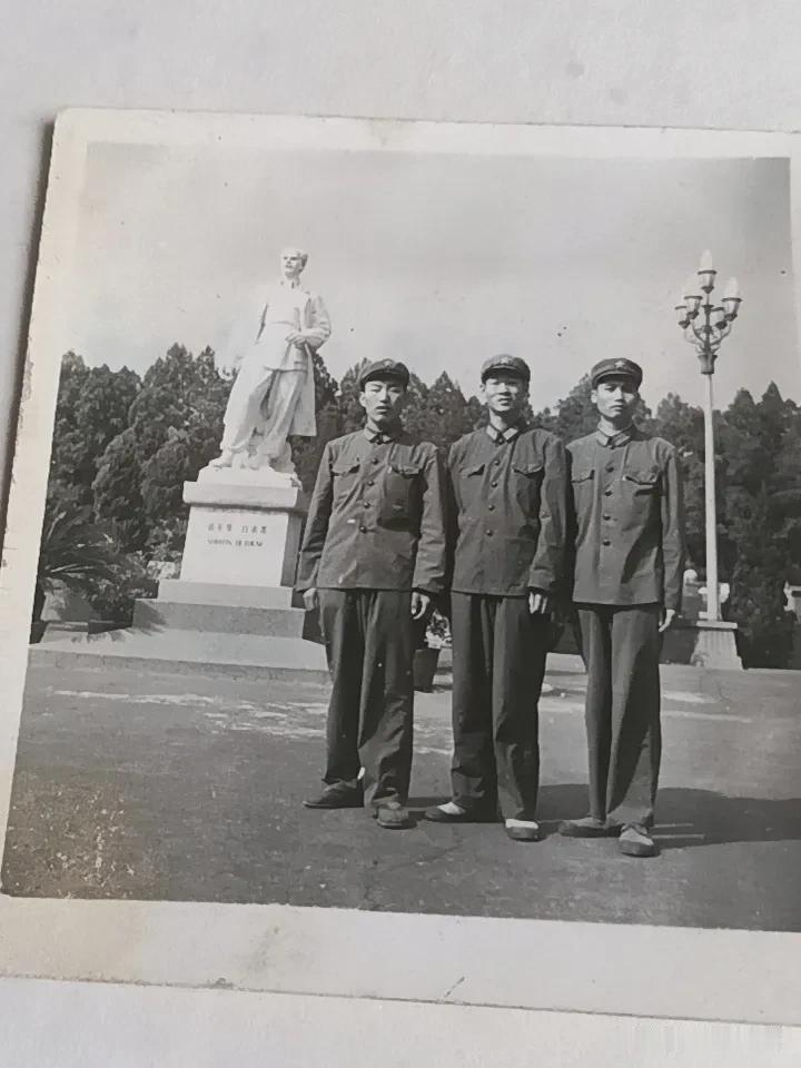分享一张在部队过生日的照片1975年秋，我们部队的火砲需要校正，派我们三人押运，