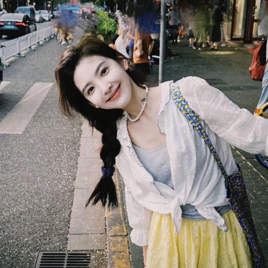 清新文艺少女，都市街拍，微笑自拍，时尚穿搭美女街拍照 街拍美少女穿搭 城市街拍自