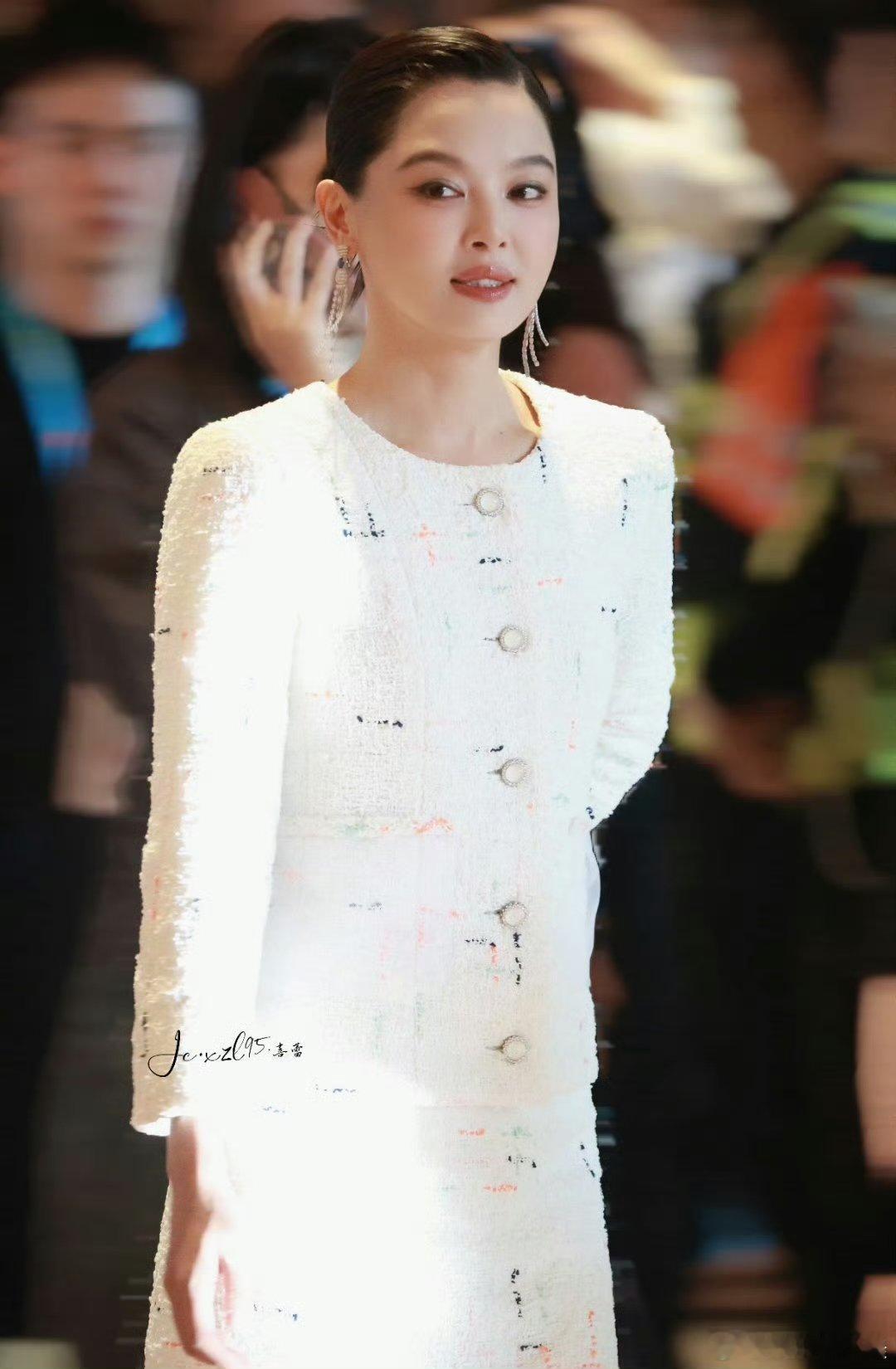 #辛芷蕾白色小香风高定##辛芷蕾白色小香#辛芷蕾今日份妆造来啦！白色小香风高定好