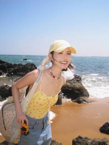 蒋依依七夕海滩泳装照蒋依依海风胶片感大片 真的是美得我眼前一亮呀，看到蒋依依七夕