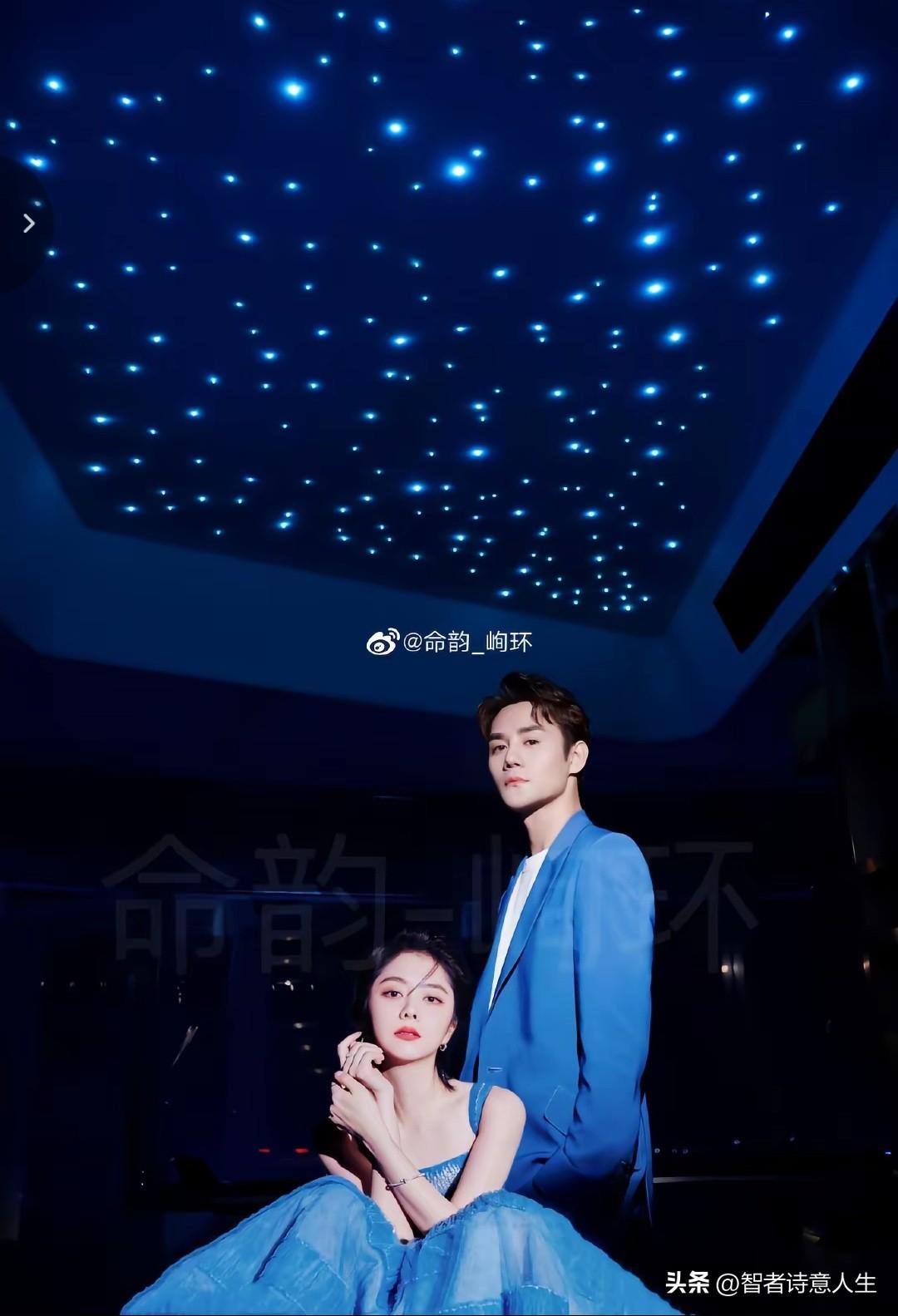 星河垂落，二人着蓝衫相依留影，浪漫得让人轻呼哇塞🤩王凯西装雕塑感 明星 🌹?