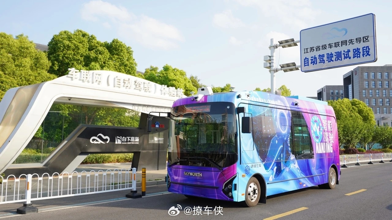 一辆L4级无人驾驶公交车，从秦淮区白下高新区管委会出发，沿着测试道路开往南部新城