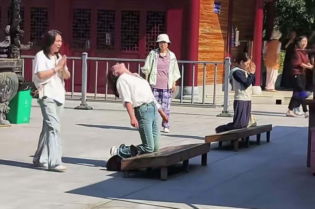 九华山女子撞木拜垫，疼的是头还是心？
 
九华山惊现揪心一幕！一女子情绪激动，对
