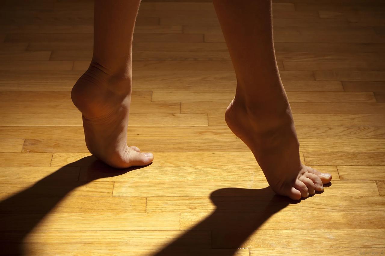 分享12个低成本的养生"小技巧"。
1.常做深呼吸。
2.规律性生活。
3.踮脚