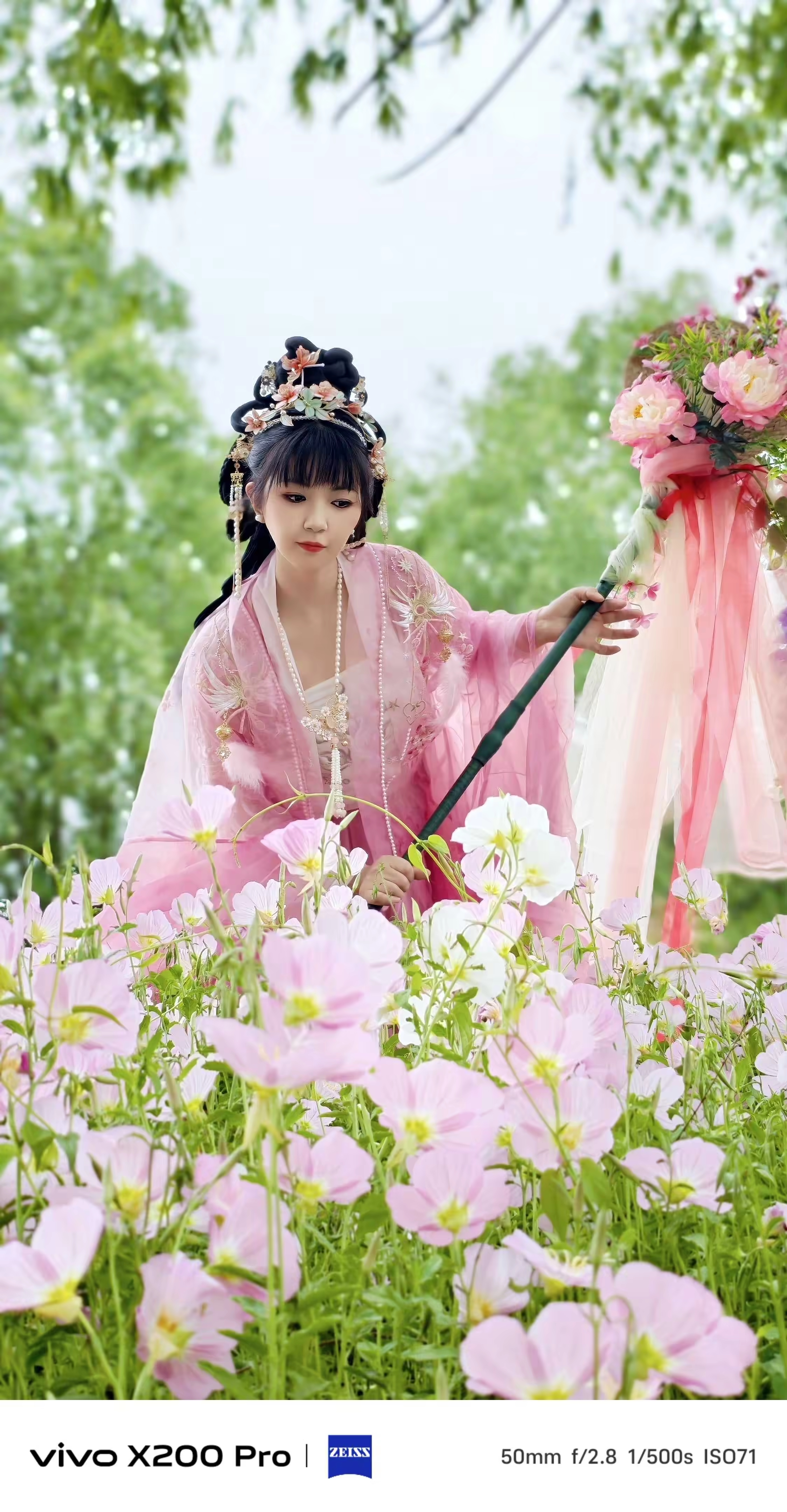 vivo X200 Pro 古风人像50mm焦段搭配蔡司镜头，画面构图和谐，人物