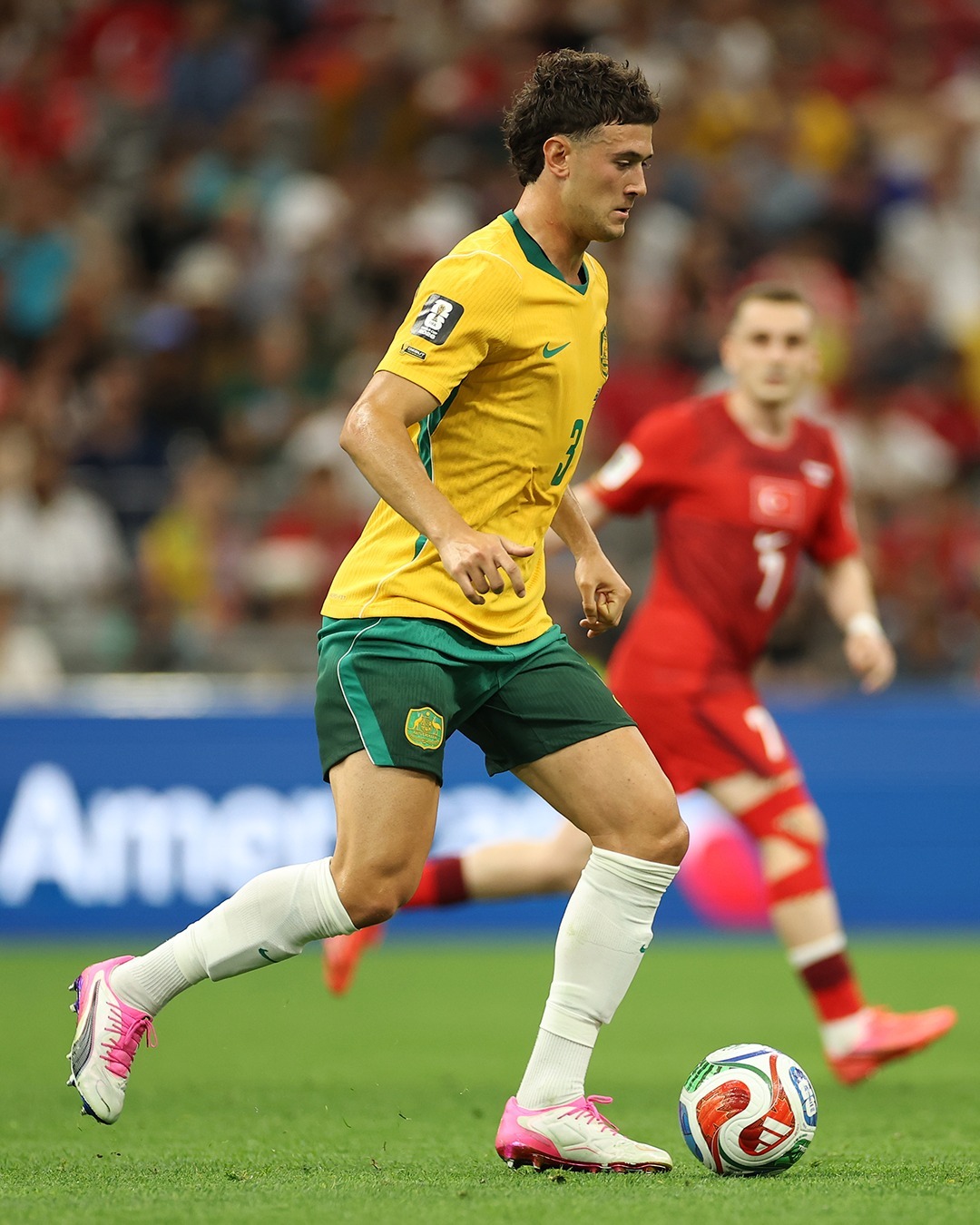 🌍🏆 今日下午结束的美加墨世界杯D组首轮比赛中，澳大利亚队以2-0击败土耳其
