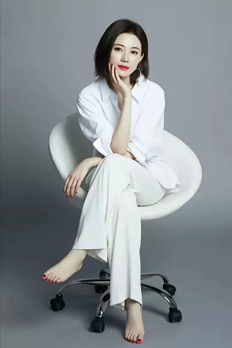 优雅白衬衫，简约时尚，自信满满！👗💄👠