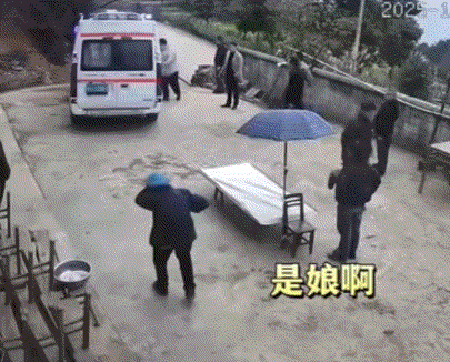 最近网上一段视频让很多人掉了眼泪。说的是一个55岁的儿子突然因病去世，救护车把他