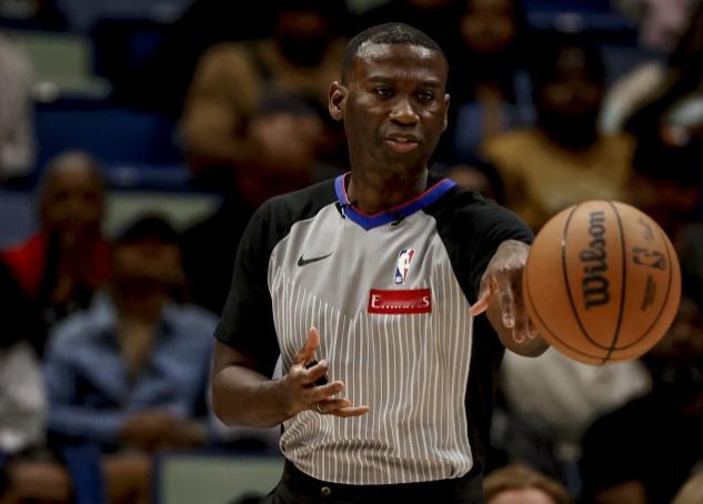 昨日，NBA官方发布公告，湖人球员斯玛特和肯纳德分别因为质疑裁判和辱骂裁判被罚款