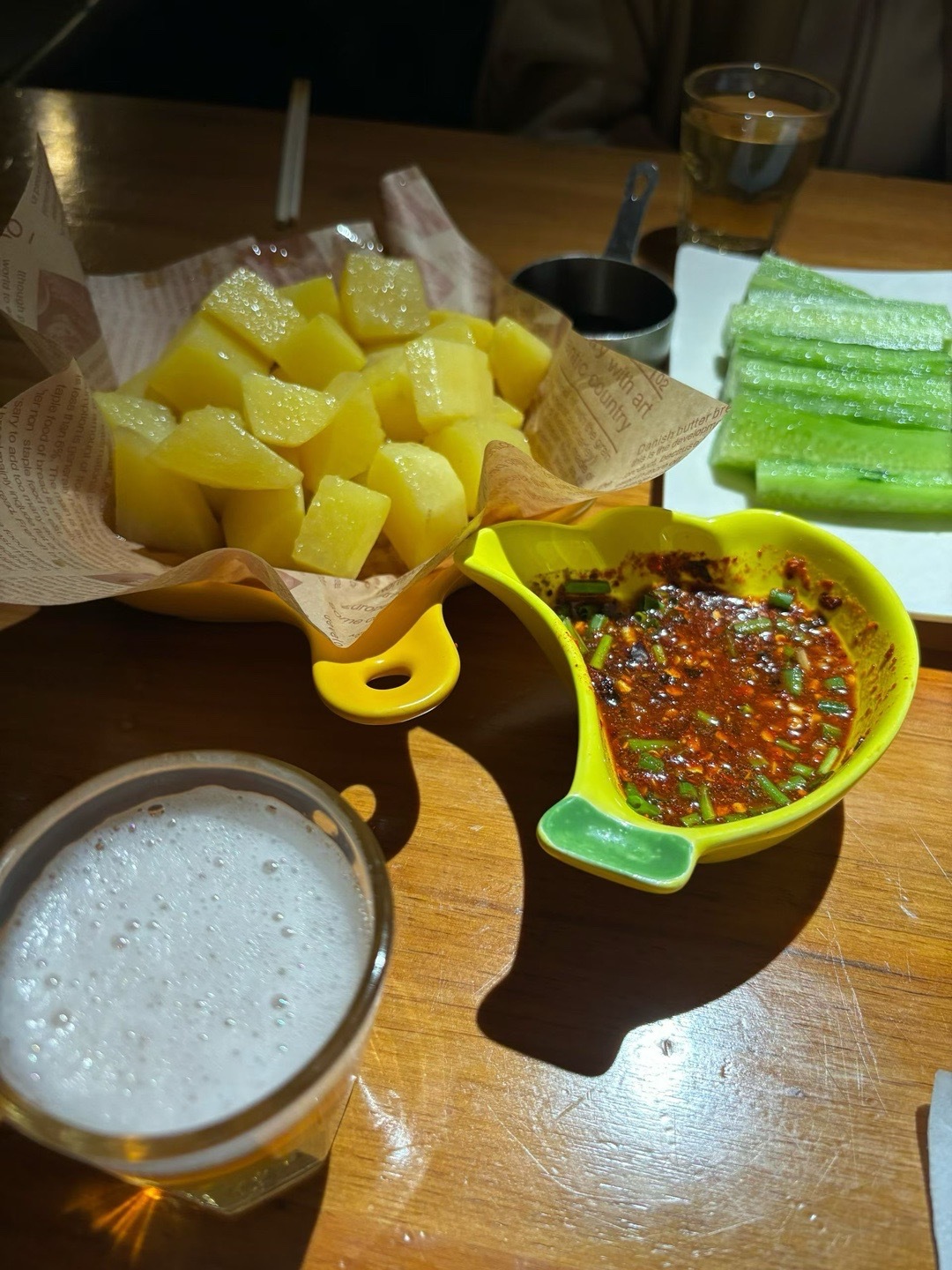 周五的晚酌，当然要跟爱的人一起呀。天气越来越冷了，一周才回来一次的李先生，这次回
