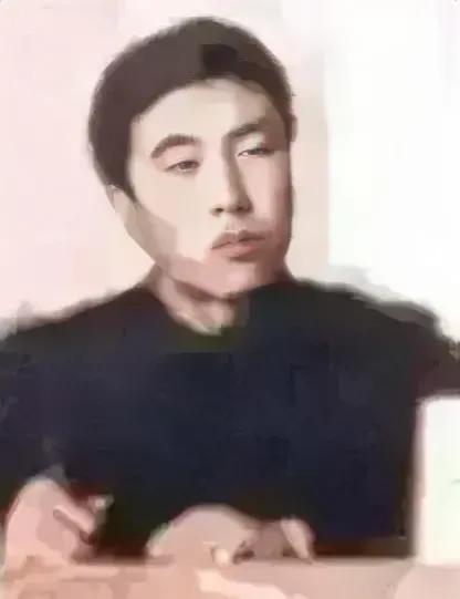 1992年的一天，一个中年男子迷茫地走在大街上，他看上去和普通路人没什么差别，但