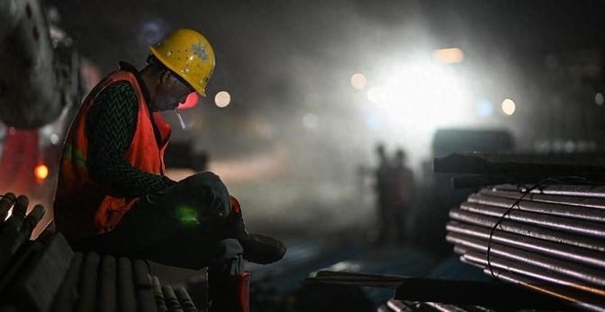 底层人的日子真是难熬啊！就拿甘肃这事儿来说，232个矿工，总共3030万的工资，