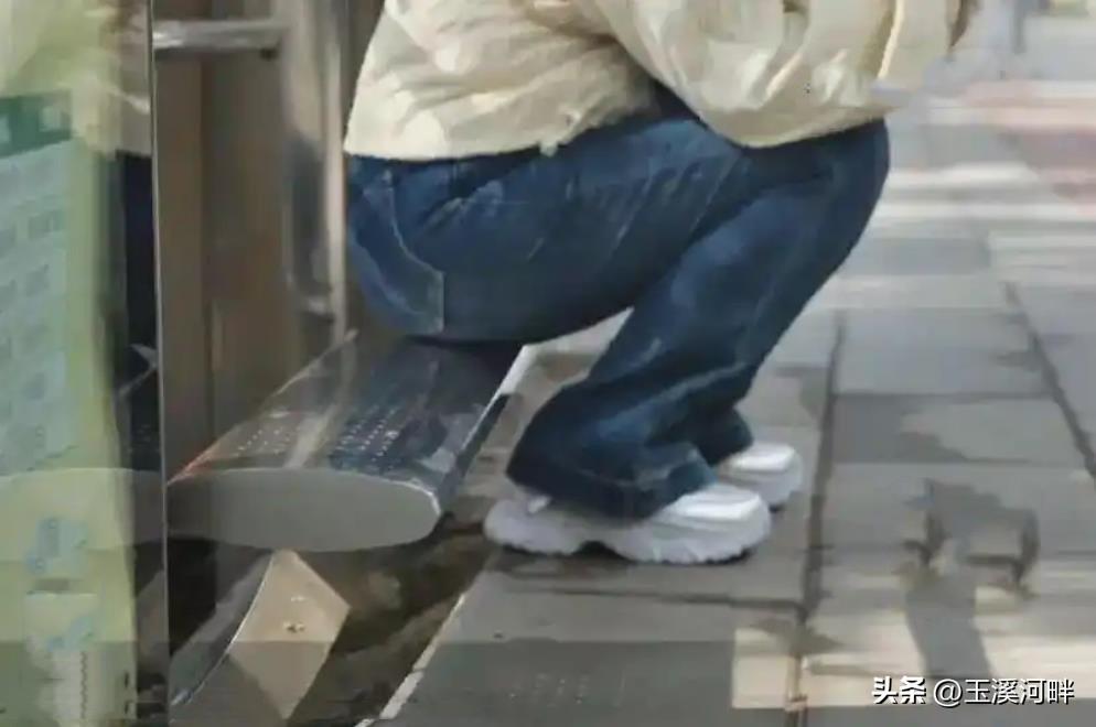 上海不愧是魔都，连公交站的座椅都这么魔幻。前不久去上海出差，在杨浦区共青森林公园