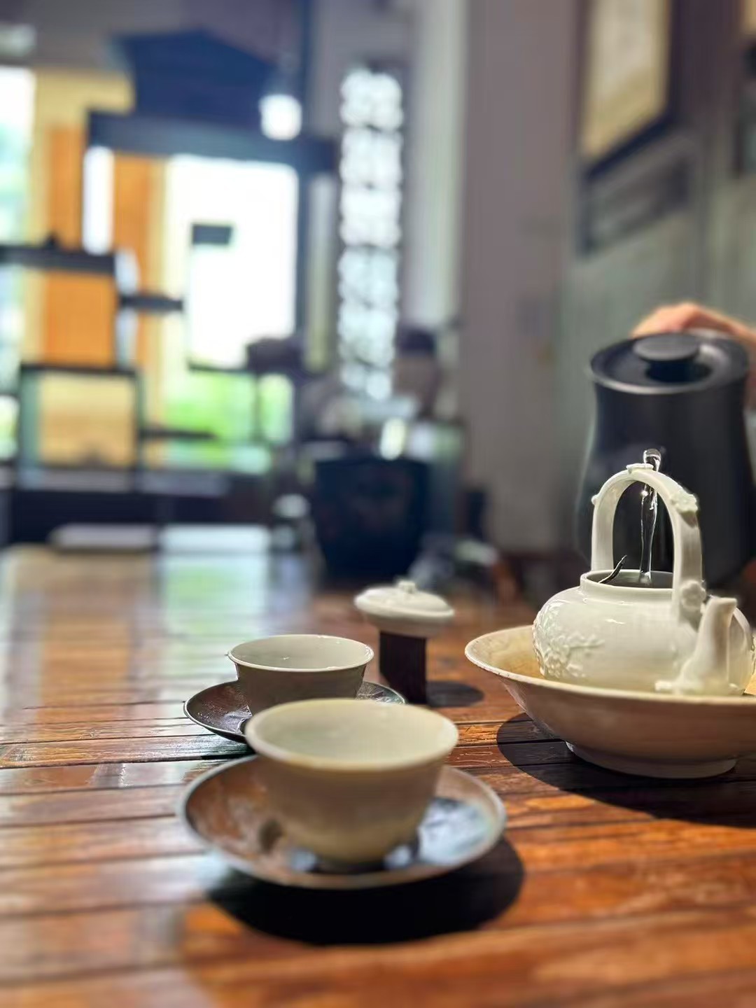 品茶赏器交友  内心宁静，脸上有笑，生活有光，忙碌也从容～ 