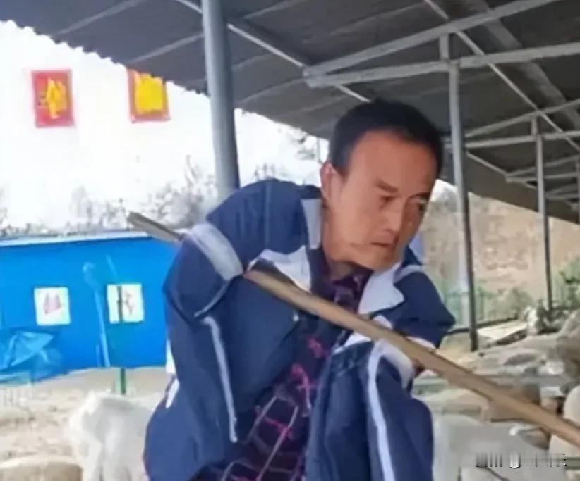 2003年，上门女婿刘斌意外失去双臂，丢掉工作的他被妻子一家扫地出门，带着年幼儿