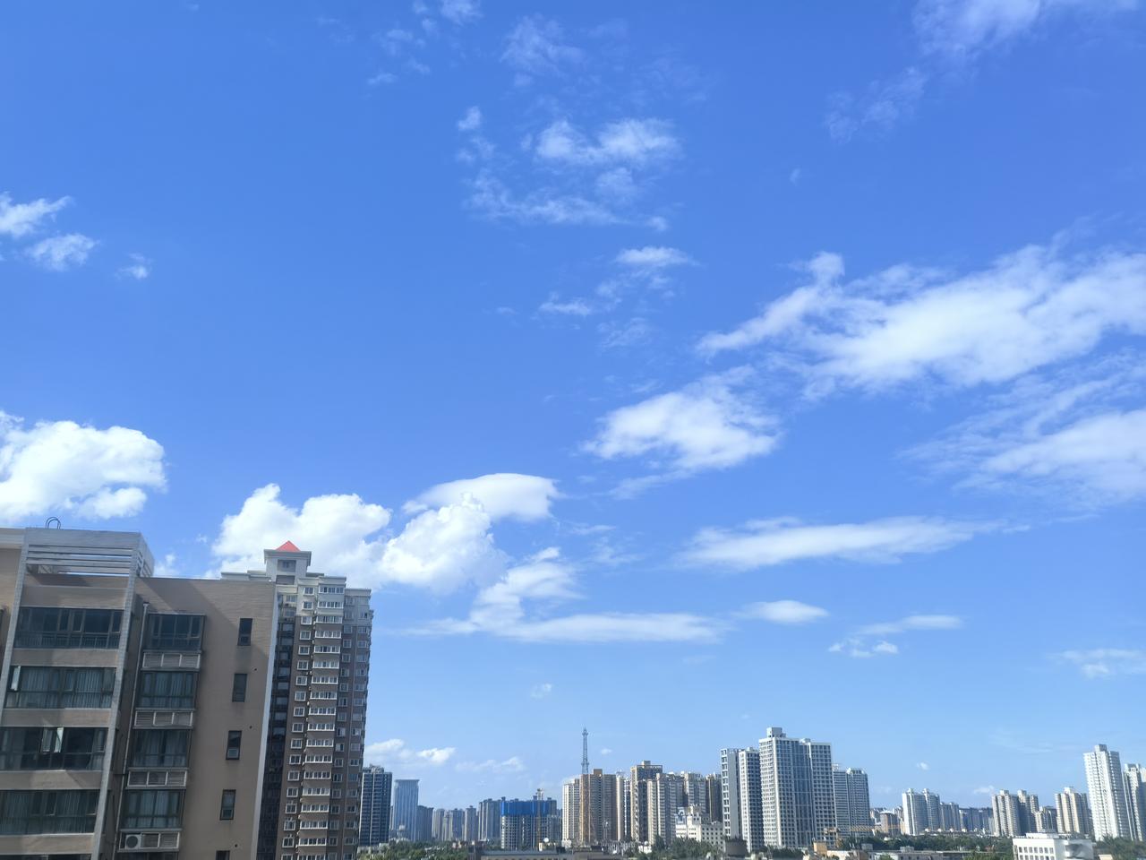 今日午后的大美蓝天白云

[玫瑰][心][玫瑰]

今日午后，抬眼便是大美蓝天白