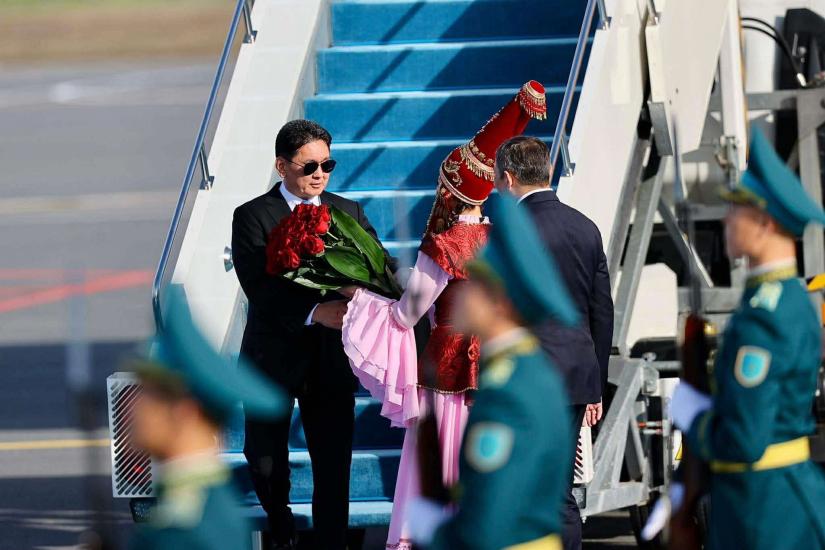 蒙古国总统呼日勒苏赫抵达阿斯塔纳，开始对哈萨克斯坦进行的国事访问，哈萨克斯坦总统