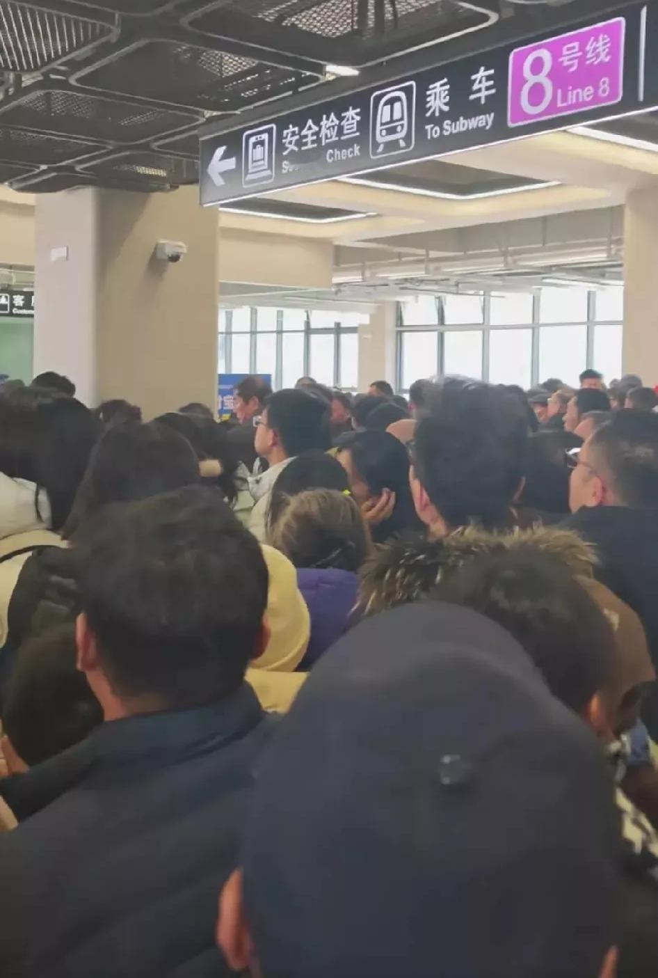 今天济南地铁很火爆啊，即使通往章丘的八号线，也是人山人海，人挤人，都坐不上车了。