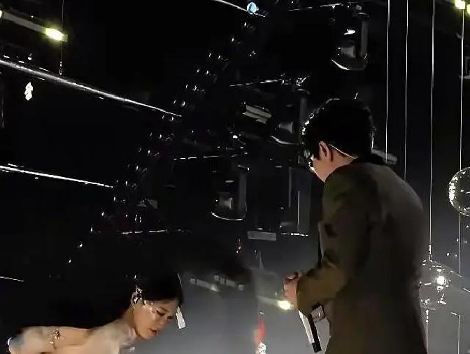 失误现场，她先鞠了个躬
 
跨年那夜，沈佳润开口跑调，声音抖得比鼓点还快。观众刚