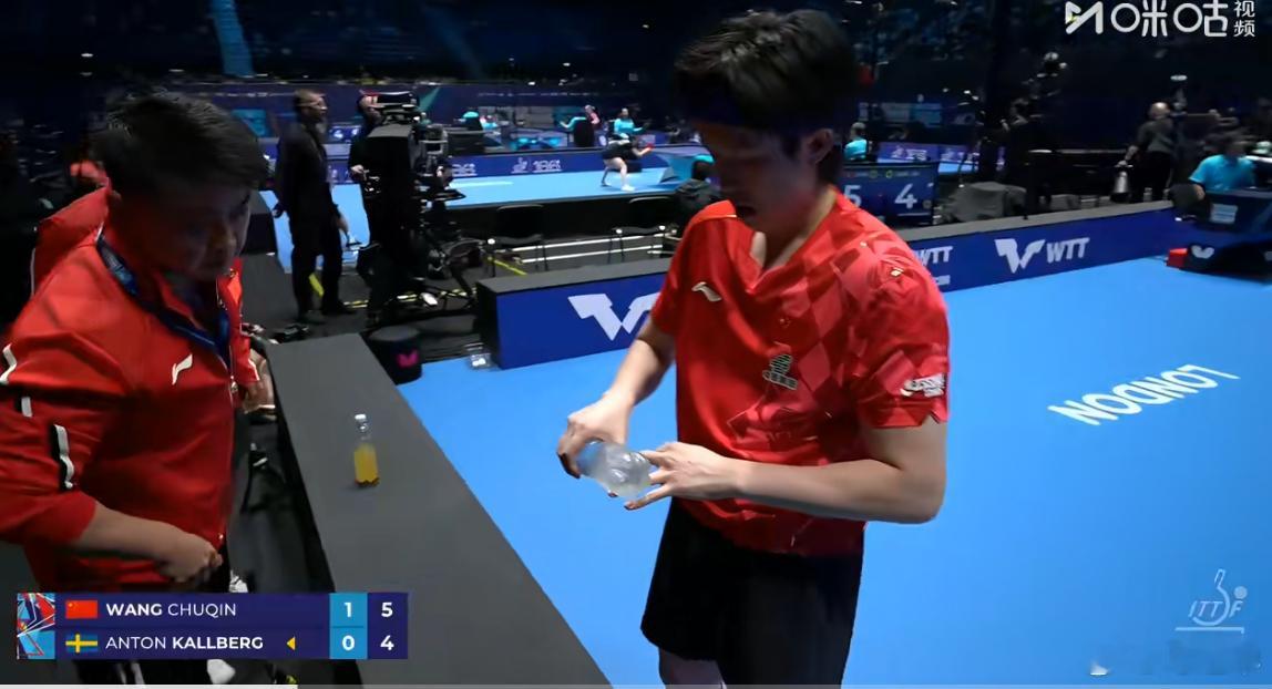王楚钦战胜卡尔伯格  🏓️伦敦世乒赛男团小组赛，首盘 3-0战胜安东-卡尔伯格