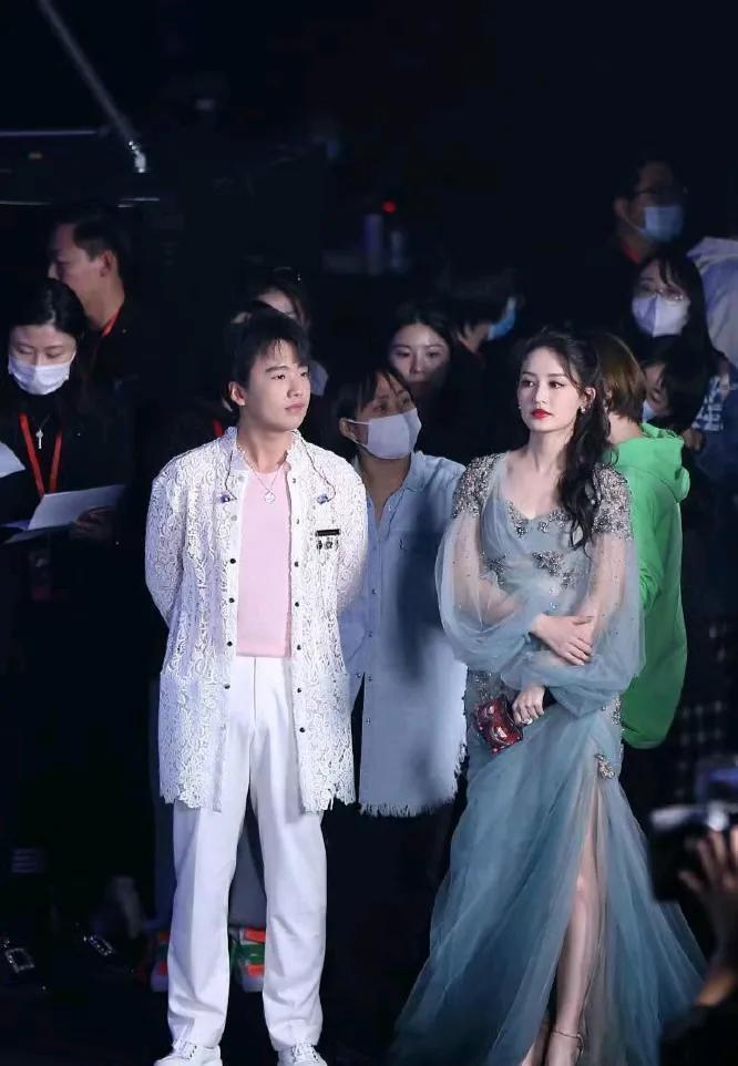 李沁很美很漂亮，这个不需要多说，没想到他身边的男孩也这么帅，如果没看错的话，他应