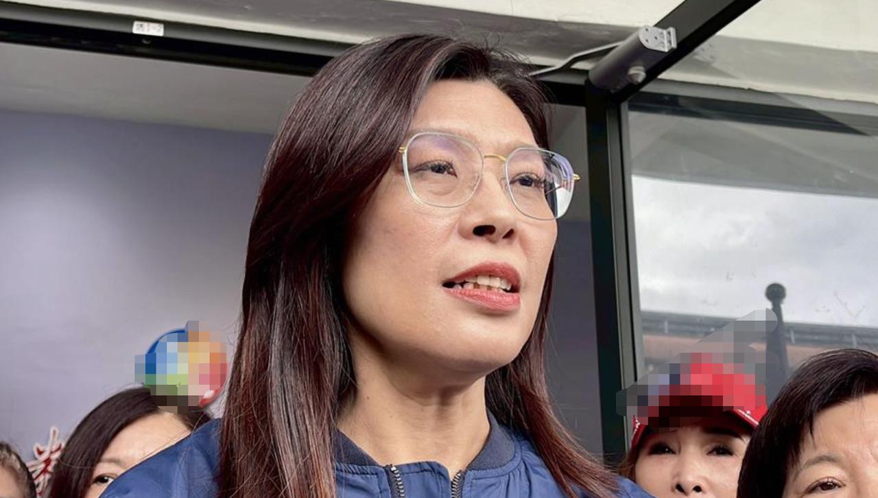 有些网民把郑丽文称作“统一女神”，相当愚蠢、滑稽、抽象和荒谬。
个人观点：

1