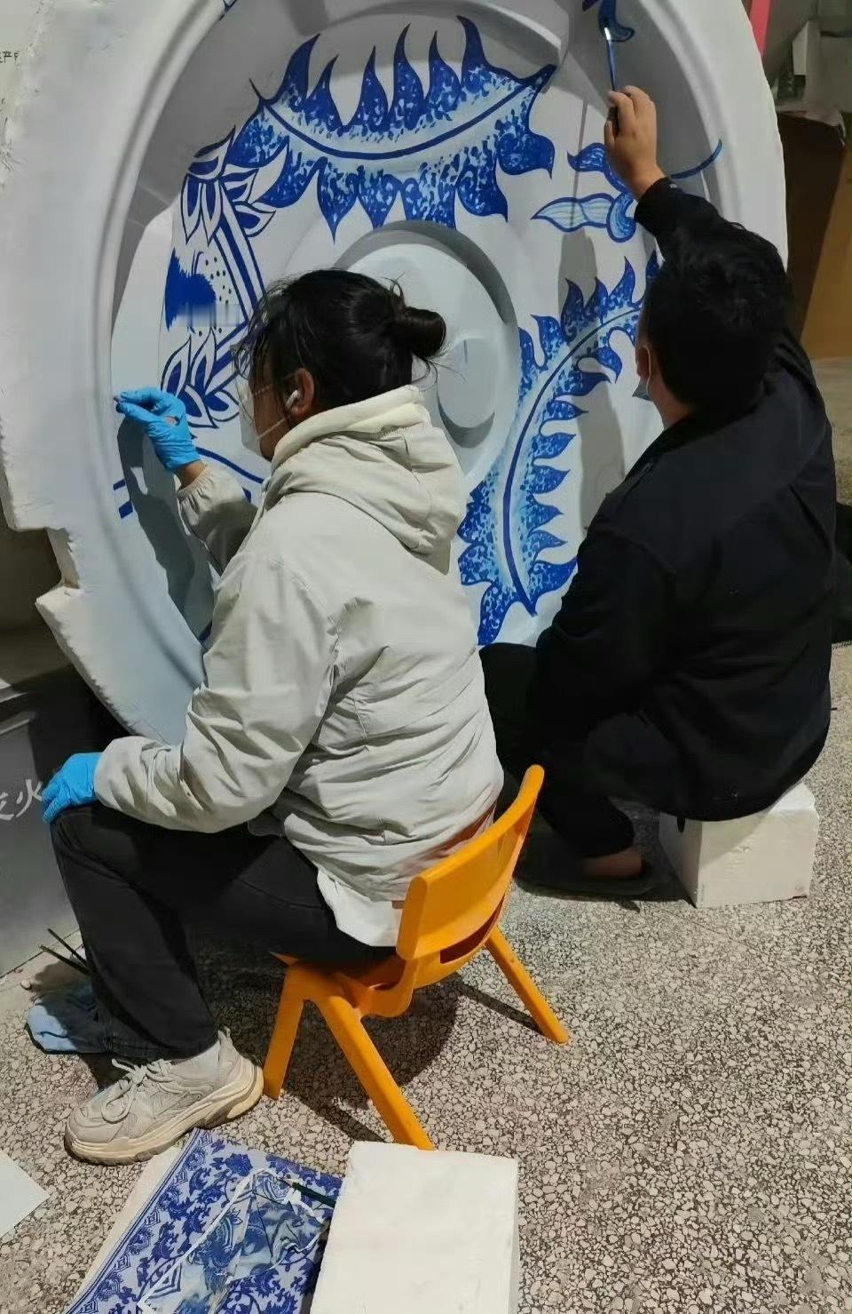 张艺兴演唱会出现的18米青花瓷拖拉机是手绘的 ​​​
