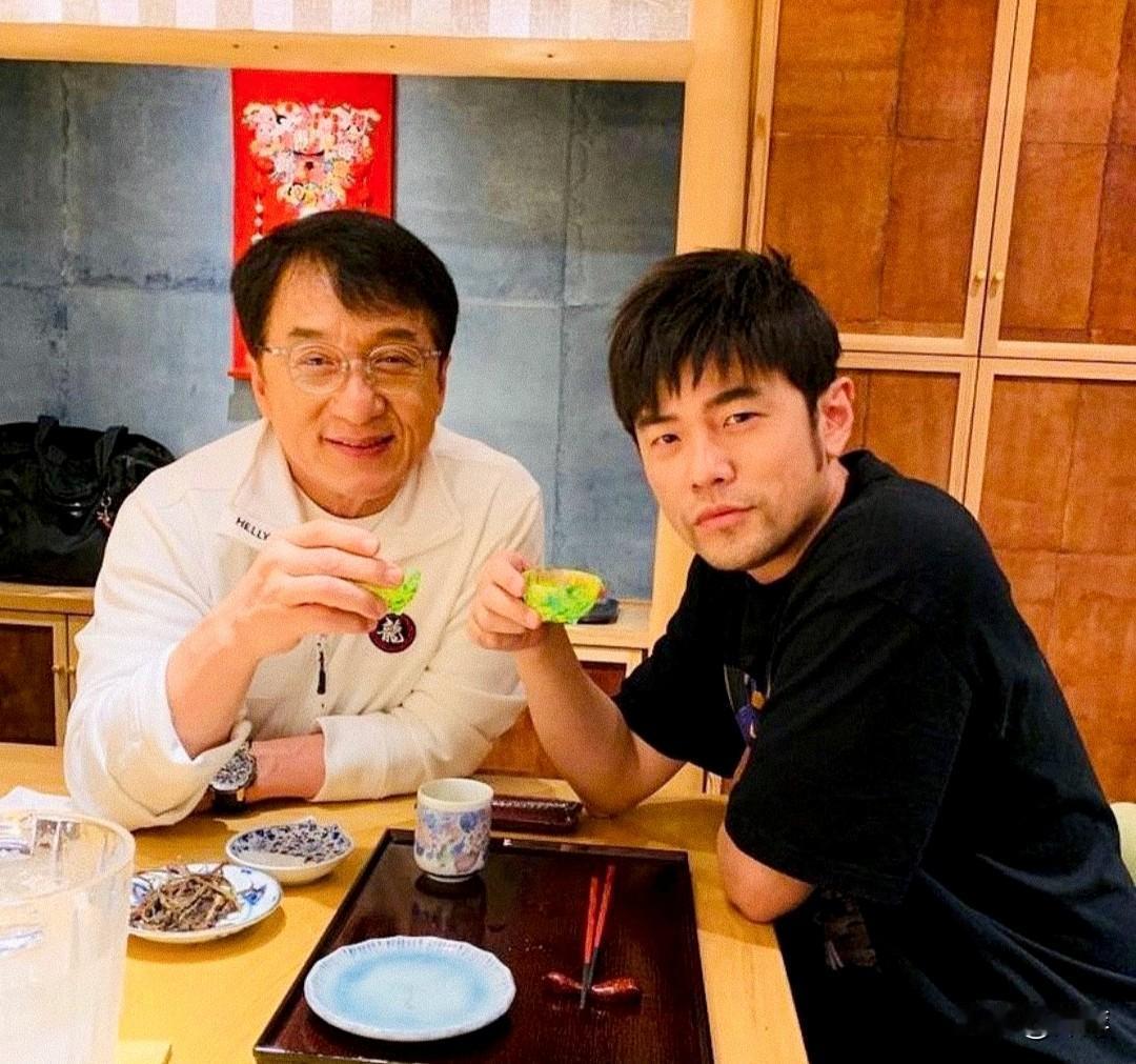 周杰伦和成龙大哥喝茶，他俩和坐一块是不是要合作了？