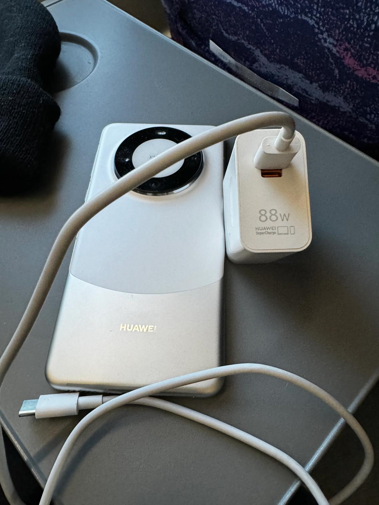 本以为iPhone 15换了C口出门能少拿一个充电器，没想到还是懵了，华为的充电