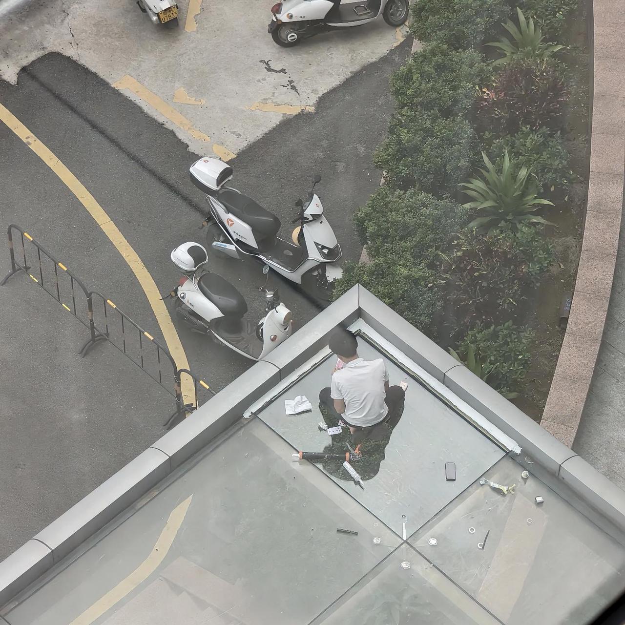 今天看到一个高空作业人员，毫无保护措施站在一块玻璃上作业，看着还挺危险的，但也不