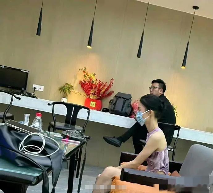 瘦的跟纸片人一样的金晨 ，有点吓人 ​​​