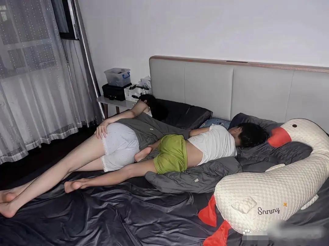真拿这俩小朋友没办法，到点就赖在大床不肯回自己房间，横七竖八躺着，大床挤得满满当