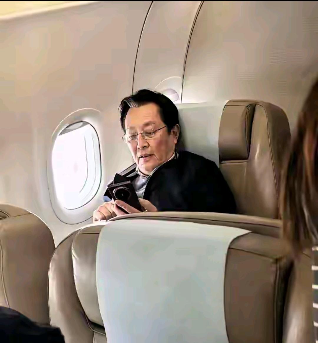 如果您出门观光旅游，同机偶遇见他，您第一时间会称呼他什么呢？