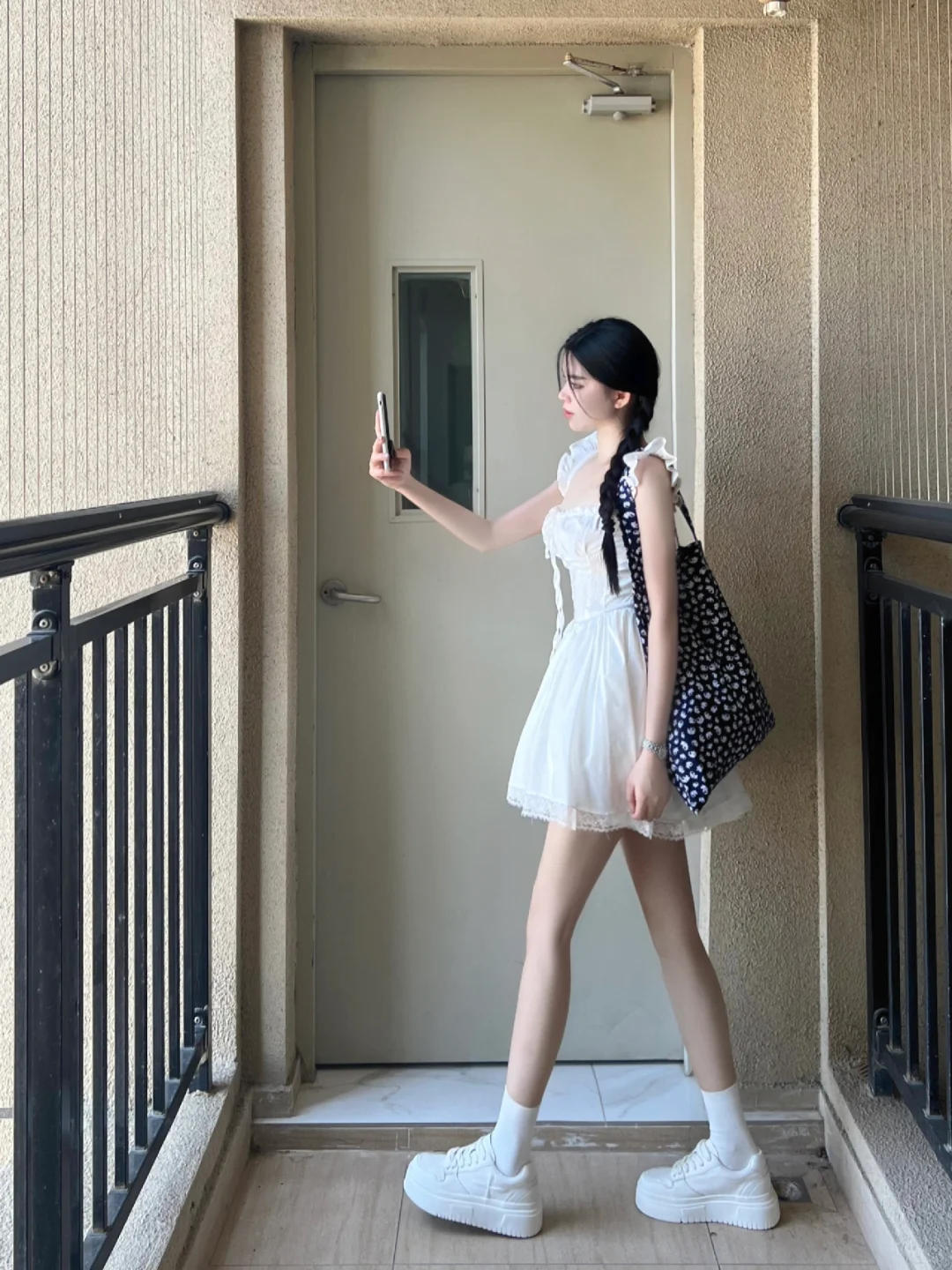 小白裙就要搭配小白鞋！