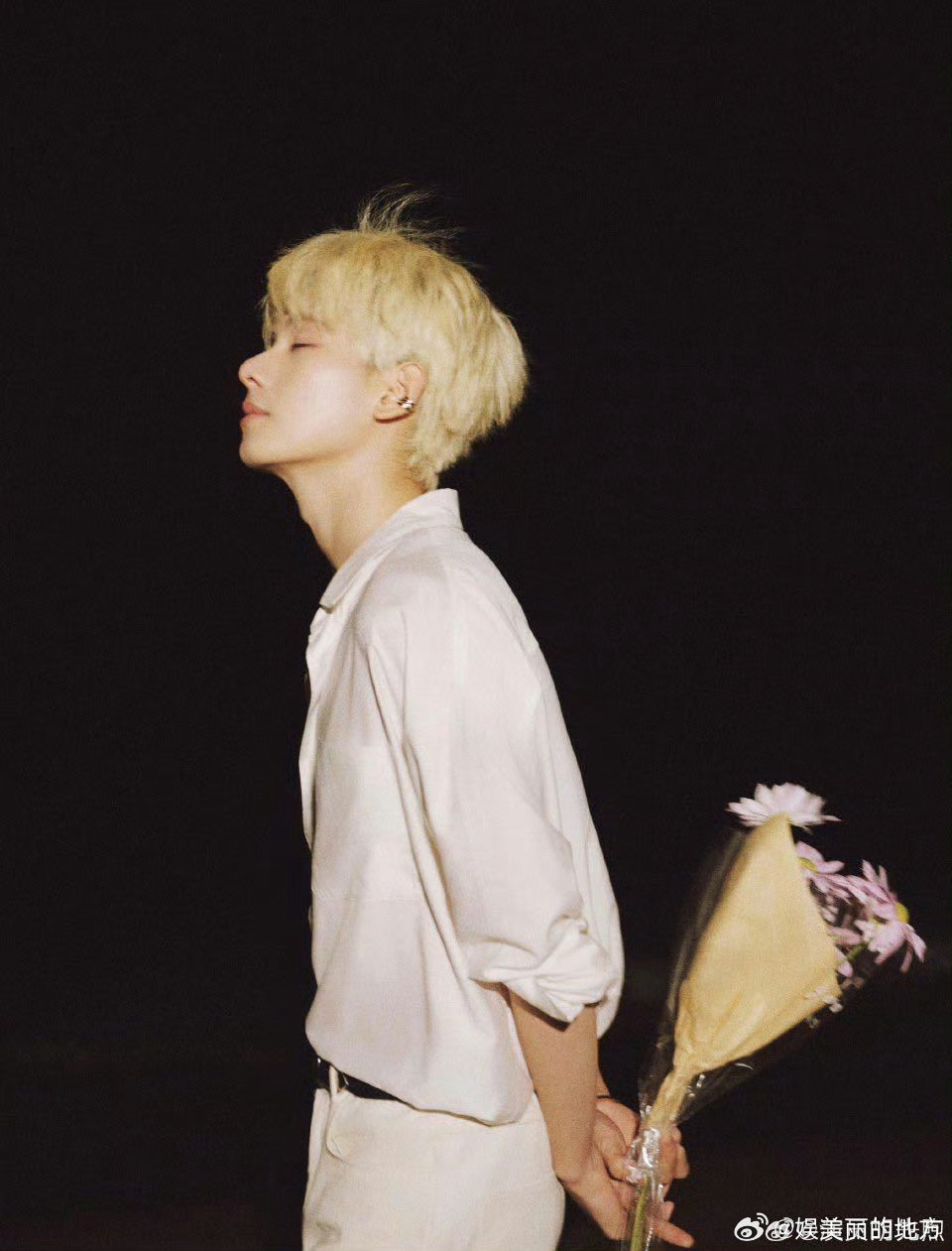 胡先煦金发帅得我有心事了强烈安利这组出圈海边大片，金发搭配月光温柔又清冷，捧花定