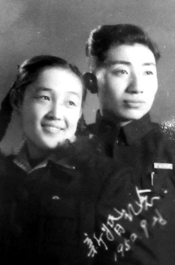 1950年，工程兵战士姜士民即将奔赴朝鲜战场。出发前几天，女友拦着他大哭：“先结