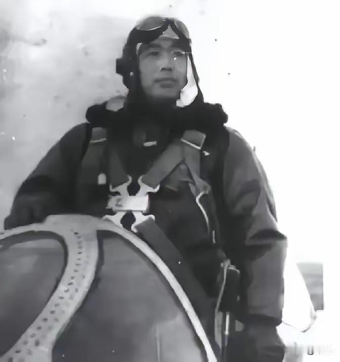 1951年，志愿军飞行员华龙毅被美军战机击落，身负重伤降落在一个山头，就在这时，