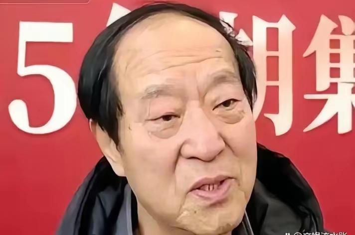 76岁的牛群看起来真的是满眼的慈祥，遥想当年他和冯巩两个人说相声的时候，那时候真