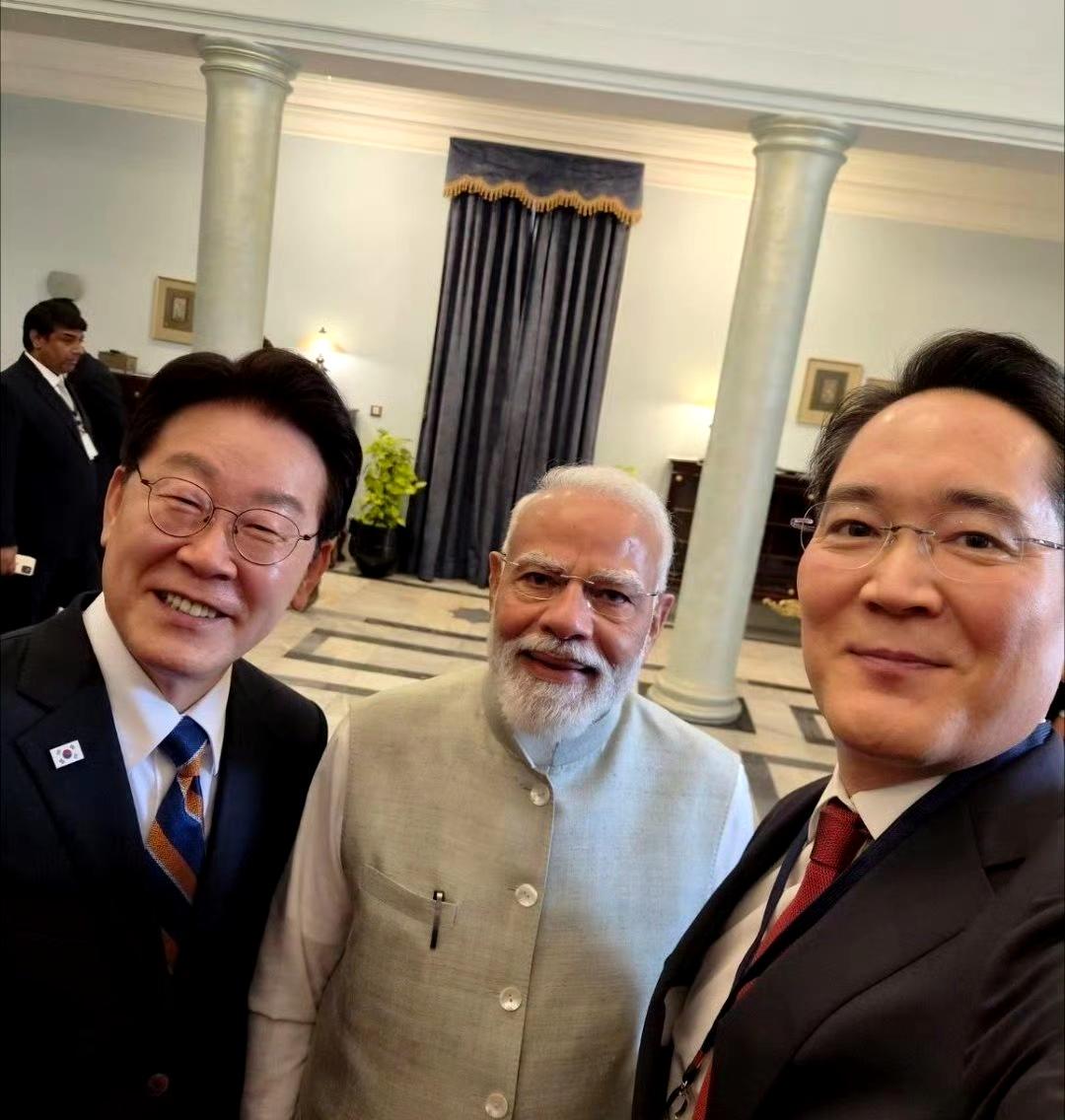 李在镕在印度总理莫迪举办的午宴上，与韩国总统李在明及莫迪合影自拍。

据悉使用的