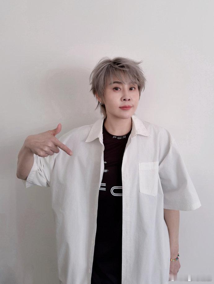 李佳琦说王濛有做销冠的潜力伦敦合伙人看片会直播伦敦合伙人李佳琦直言王濛天生自带销