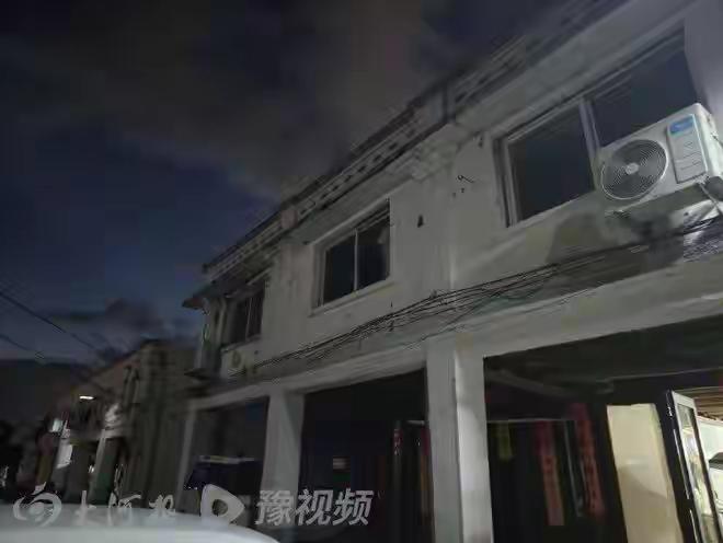 那个蜷缩在母亲身旁的小小身影，刺痛了多少人的心。我们无法想象，一个两岁的孩子是如