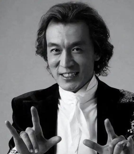 “我不要回中国，把我葬在美国吧。”2018年，李咏因病去世，然而，遗产没有留给妻